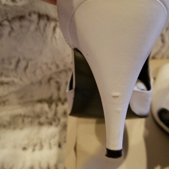 Kenneth Cole New York Lauren Button Heel - Picture 7 of 8